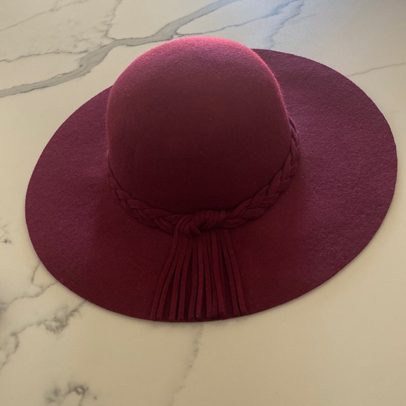 Accessories - Burgundy wool hat